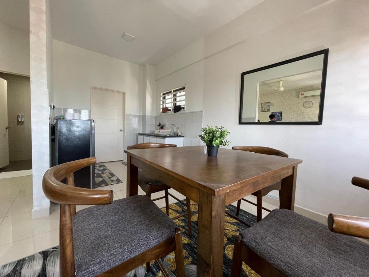Chung cư 1000 m² 3 phòng ngủ, 2 phòng tắm riêng ở Batu Burok Kuala Terengganu Ngoại thất bức ảnh